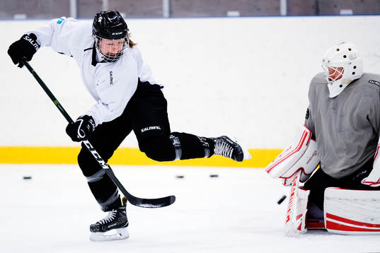 Hanna Sköld styr en puck