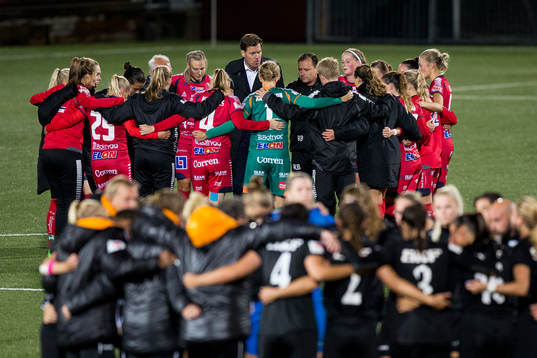 Linköpings tränare Kim Björkegren pratar med sitt lag