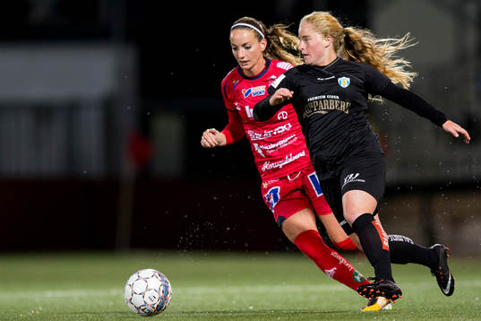 Linköpings Kosovare Asllani mot Göteborgs Savannah Levin