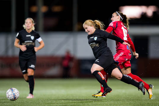 Linköpings Kosovare Asllani mot Göteborgs Savannah Levin