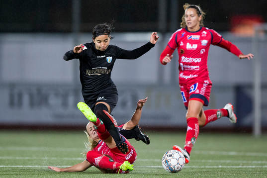 Linköpings Tove Almqvist tacklar Göteborgs Annahita