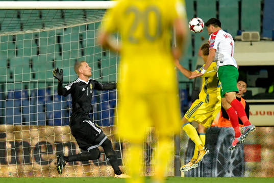 Bulgariens Stanislav Manolev nickar in 1-0 bakom Sveriges