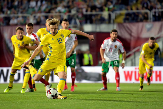Sveriges Emil Forsberg missar en straff