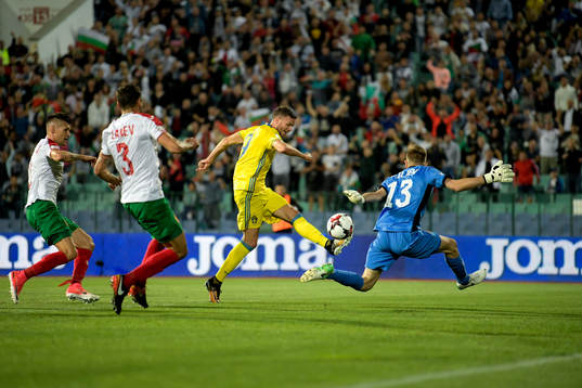 Sveriges Marcus Berg missar ett friläge mot Bulgariens