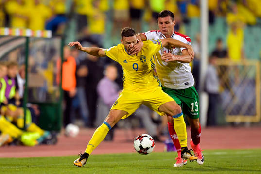 Sveriges Marcus Berg och Bulgariens Vasil Bozhikov