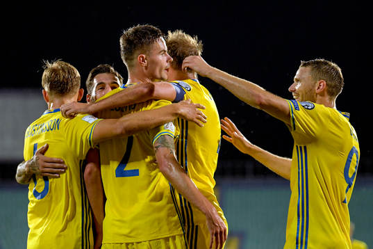 Sveriges Mikael Lustig jublar med lagkamrater