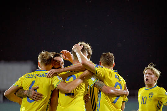 Sveriges Mikael Lustig jublar med lagkamrater
