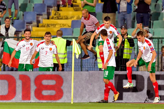 Bulgariens Georgi Kostadinov jublar med lagkamrater
