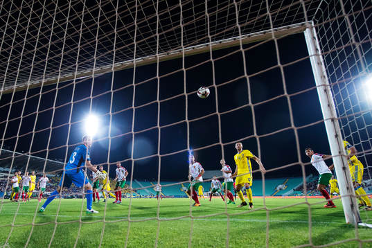 Sveriges Mikael Lustig gör 1-1 bakom Bulgariens målvakt