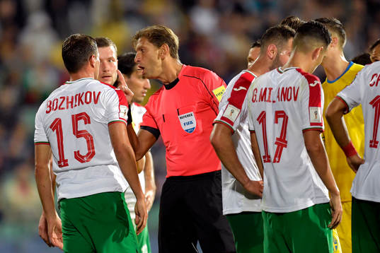 Bulgariens Vasil Bozhikov får en tillrättavisning av