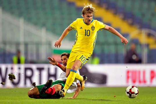 Bulgariens Ivaylo Chochev och Sveriges Emil Forsberg