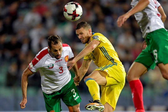 Bulgariens Petar Zanev och Sveriges Marcus Berg