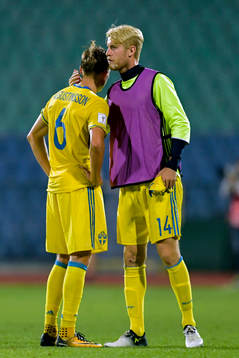 Sveriges Ludwig Augustinsson tröstas av Filip Helander