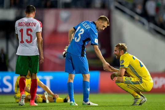 Bulgariens målvakt Plamen Iliev och Sveriges Ola Toivonen