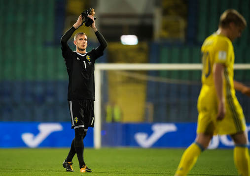 Sveriges målvakt Robin Olsen tackar fansen