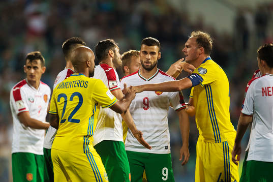 Gruff mellan Bulgariens spelare och Sveriges Andreas