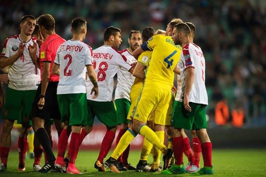 Bulgariens Ivaylo Chochev trycker till en svensk spelare