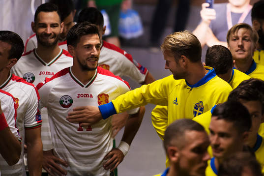 Bulgariens Stanislav Manolev och Sveriges Ola Toivonen i