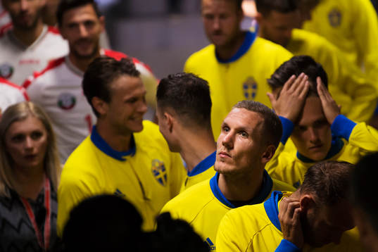 Sveriges målvakt Robin Olsen i spelargången