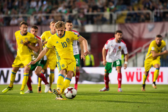 Sveriges Emil Forsberg skjuter en straff som han missar