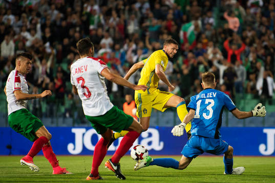 Sveriges Marcus Berg skjuter mot Bulgariens målvakt Plamen