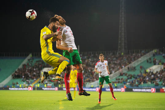 Sveriges Jimmy Durmaz i en luftduell med Bulgariens Petar