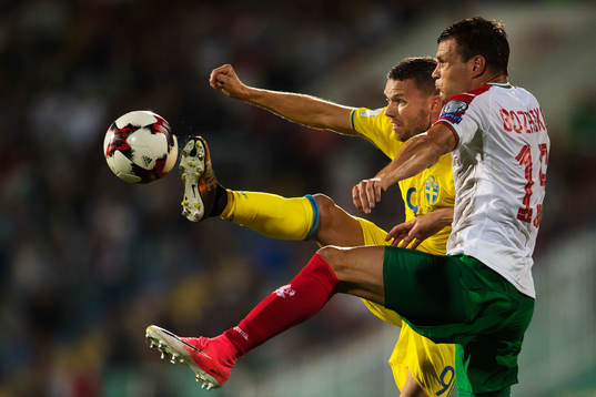 Sveriges Marcus Berg i en duell med Bulgariens Vasil