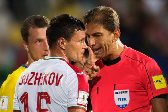 Bulgariens Vasil Bozhikov får en reprimand av domare Paolo
