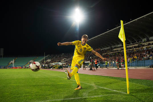 Sveriges Ludwig Augustinsson slår en hörna
