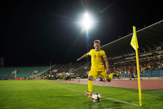 Sveriges Ludwig Augustinsson slår en hörna