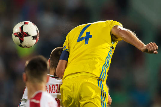 Sveriges Andreas Granqvist nickar bollen