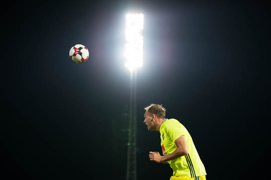Sveriges Andreas Granqvist nickar en boll på uppvärmningen