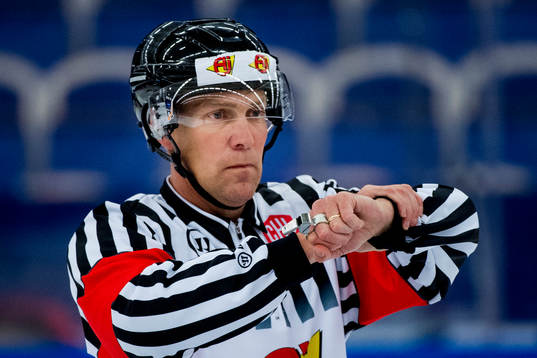 Referee Morgan Johansson