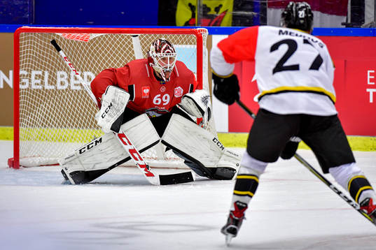 Henrik Medhus of Stavanger and Goalkeeper Oscar Alsenfelt