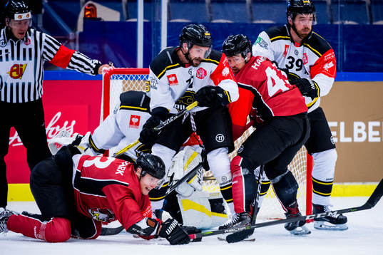 Mats Larsen Mostue of Stavanger Oilers in action in front