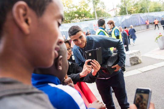 Mohamed Elyounoussi takes a picture with a fan