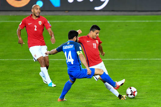 Haitam Aleesami sees, Mohamed Elyounoussi of Norway shoot