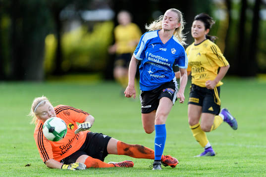 Halmstads Zara Jönsson och Astrios målvakt Louise Kardell