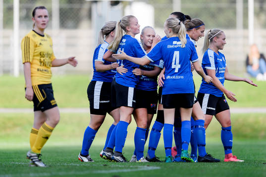 Halmstads Zara Jönsson har gjort 2-0 och spelarna jublar