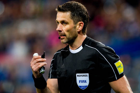 Referee Daniel Stefanski of Polen