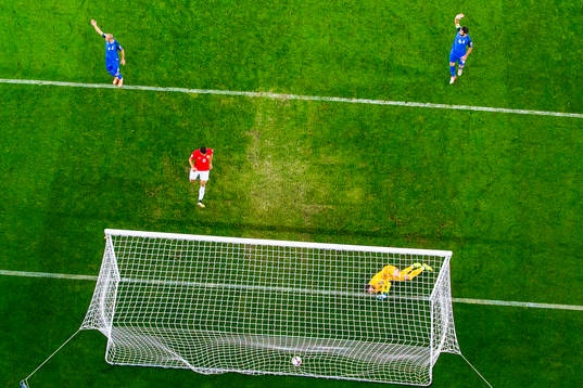 Mohamed Elyounoussi watch Norway score a disallowed goal