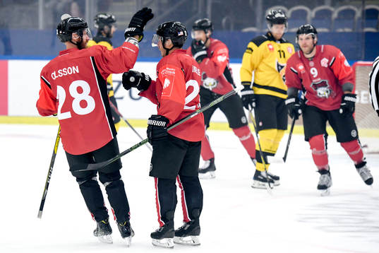 Jens Olsson and Andy Miele celebrates