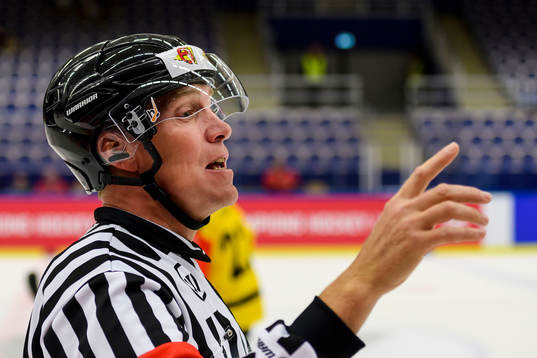 Referee Morgan Johansson