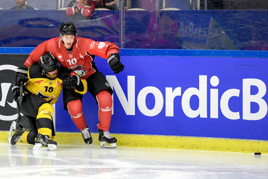 Mathew Maione of KalPa and Robin Alvarez of Malmö Redhawks