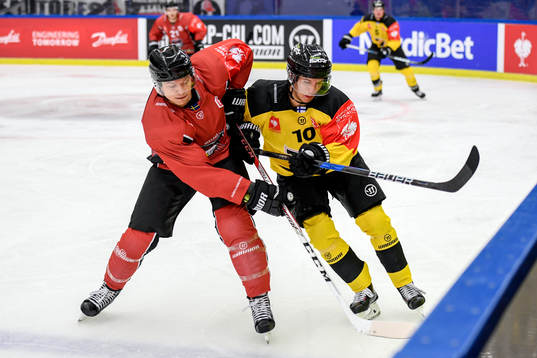 Rhett Rakhshani of Malmö Redhawks and Frank Gymer of KalPa