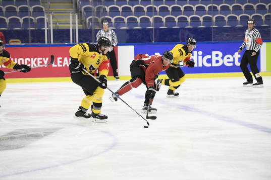 Mikael Seppälä of KalPa and Max Görtz of Malmö Redhawks