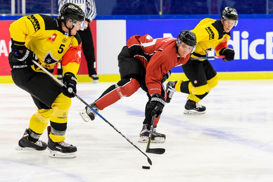 Mikael Seppälä of KalPa and Max Görtz of Malmö Redhawks