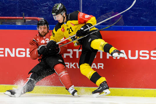 Nichlas Hardt of Malmö Redhawks and Eetu Luostarinen of