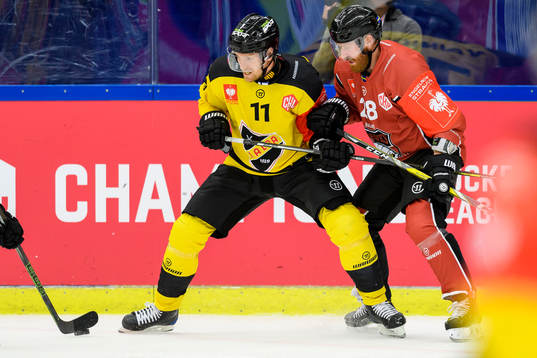 Ville-Vesa Vainiola of KalPa and Jens Olsson of Malmö