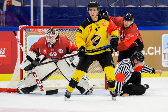 Referee Morgan Johansson in front of Goalkeeper Oscar